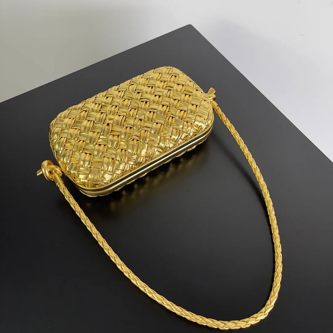 Batch 2100 𝘽𝙤𝙩𝙩𝙚𝙜𝙖 𝙫𝙚𝙣𝙚𝙩𝙖 (Higher version) Original leather ➕ Stainless steel hardware ➕ 24k real gold plating ➕ Fully handmade Jordanian Queen Rania and Princess Iman Knot clutch bag attended the event Real old money A must-have style❤️ The Knot classic is reproduced😌A small belt has been added to carry it on the shoulder🉑A must-have bag for important occasions, making your outfit more attractive✨ It is shipped with a full set of packaging from the factory, welcome to compare Style number: 717623 Size: 20.5*6*12.5